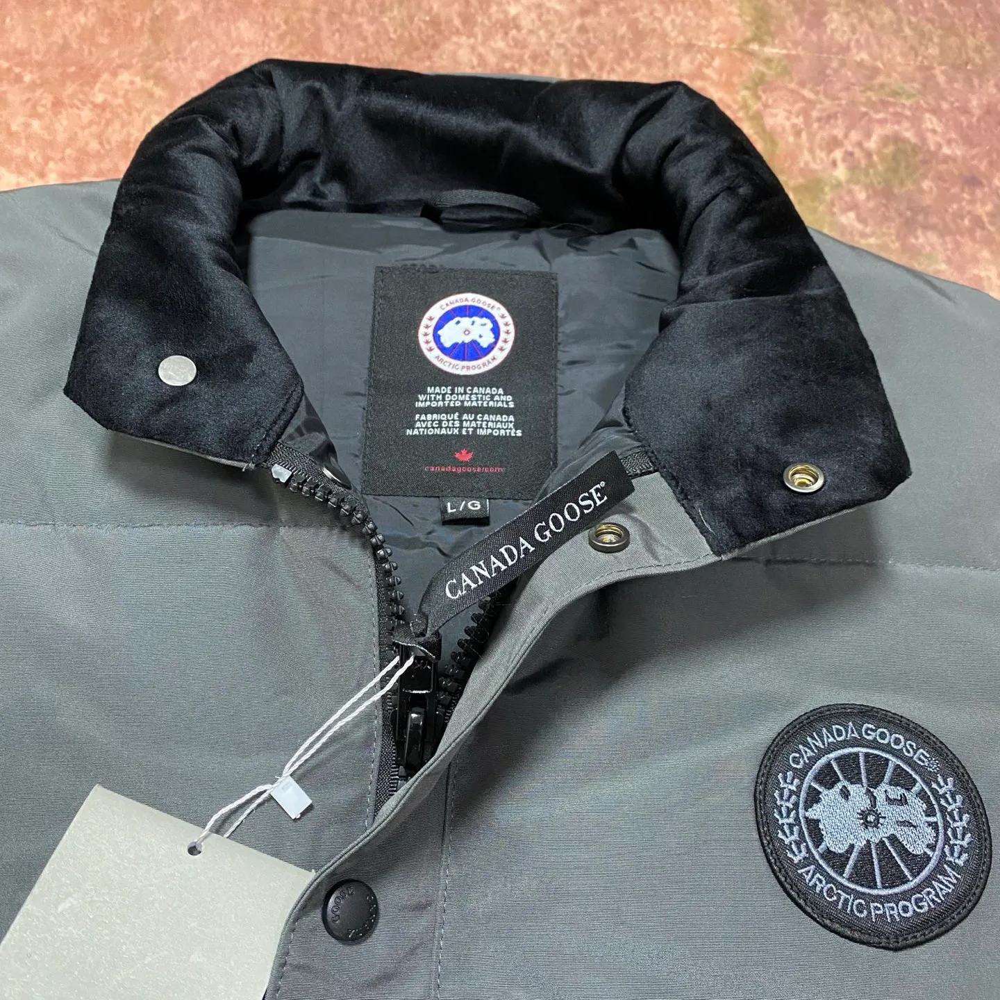 P400 Black] Canada Goose#Freestyle Canadian Crew 4154M Men’s and Women’s Vest Down# ➖ Imported Behringer embroidery machine with customized 10,000-needle embroidery logo! ➖ Imported 21-count polyester-cotton blended original fabric, using Feather-Light 10D waterproof coating fabric, made of 84.5% polyester fiber and 15.5% cotton, 100% the best feel in the entire network! ➖ The official website synchronizes the national standard 80 white duck down, and will never mislead by false claims such as 90 down or goose down! ➖ 100% nylon lon lining with double double-layer sealing design to prevent velvet from running away. Top-grade polar fleece is used in the collar and pockets to keep warm and comfortable! ➖ Yoshida YKK provides original custom-made electroplated sliders. YKK two-way lockable zippers are tight and smooth and will not peel off paint! ➖ 3M composite original Velcro is durable, and all accessories and hardware are disassembled and customized! ⛔No slander, no exaggeration, no need for too much copywriting, because it is focused, it is professional!  SIZE: M L XL XXL
